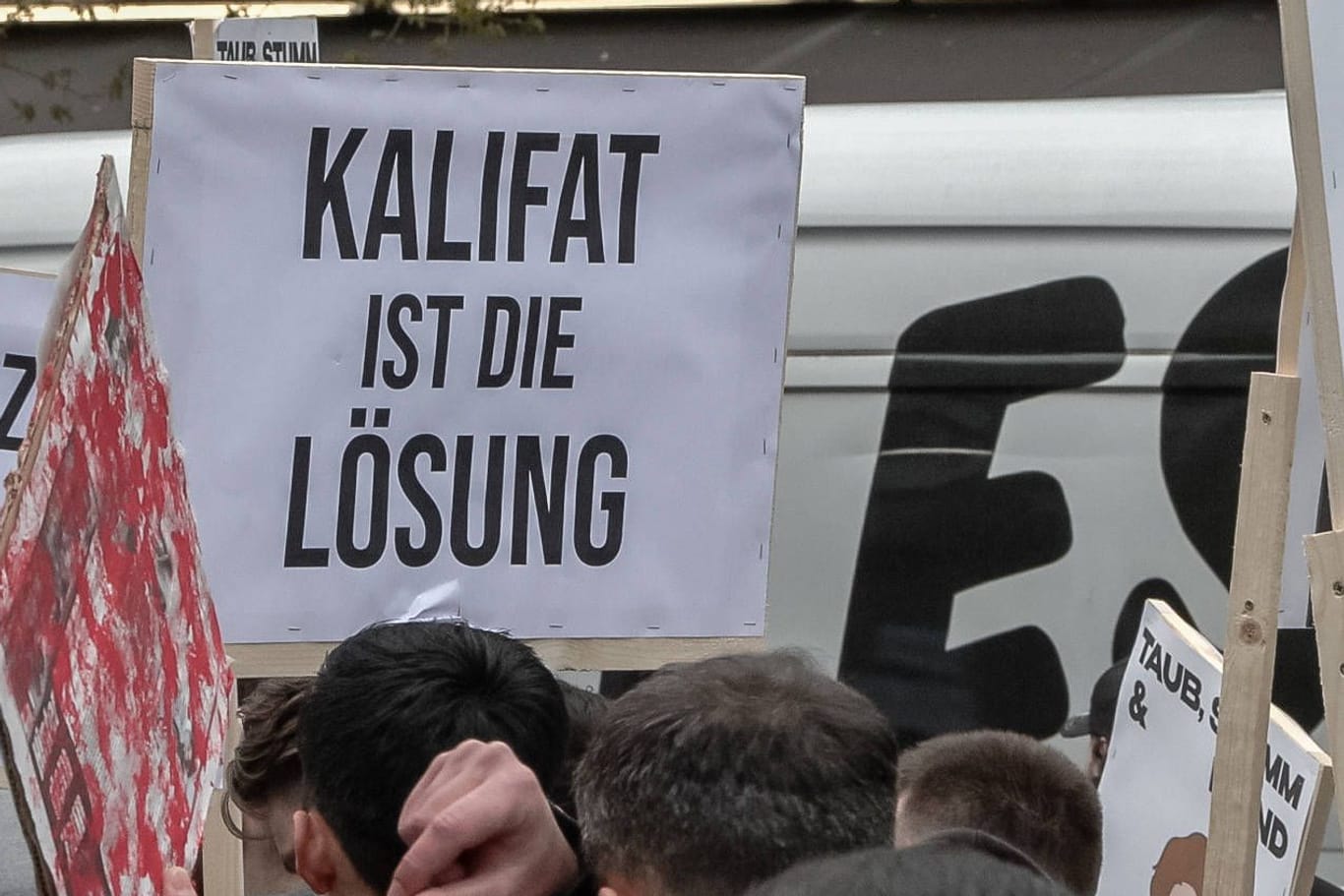 Hamburg Kalifat-Demo auf dem Steindamm in Hamburg (Archivbild): Forderungen nach einem Kalifat sollen in Zukunft strafbar sein – wenn es nach der CDU geht.