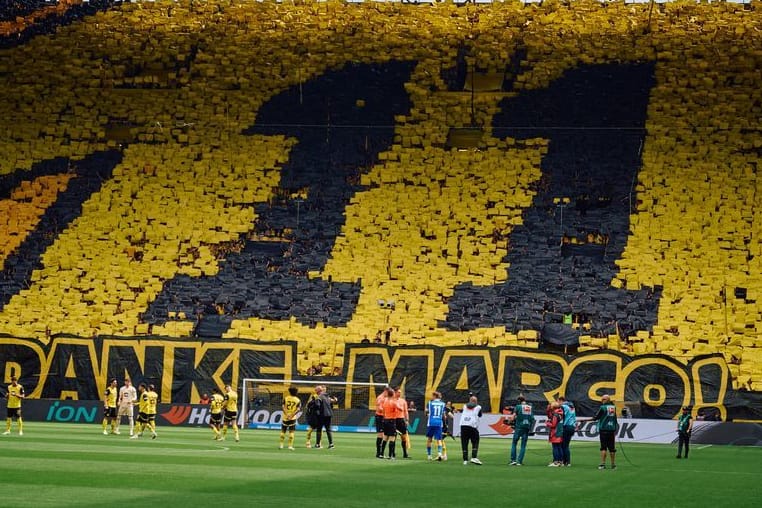 Choreo des BVB: Zu seinem letzten Heimspiel ehrten die Fans Marco Reus.