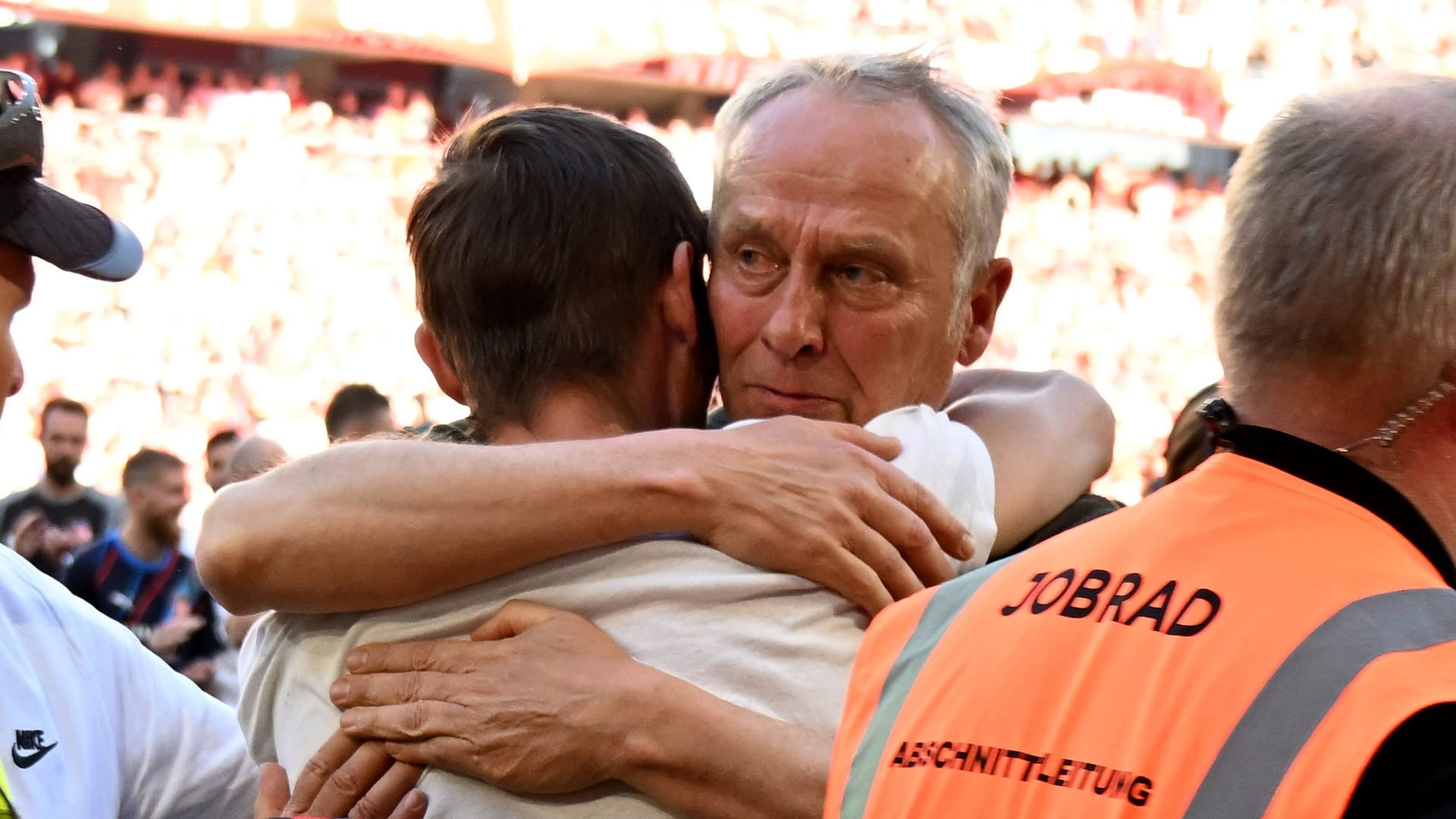 Ein Flitzer-Fan auf dem Rasen: Christian Streich hat ihn umarmt.