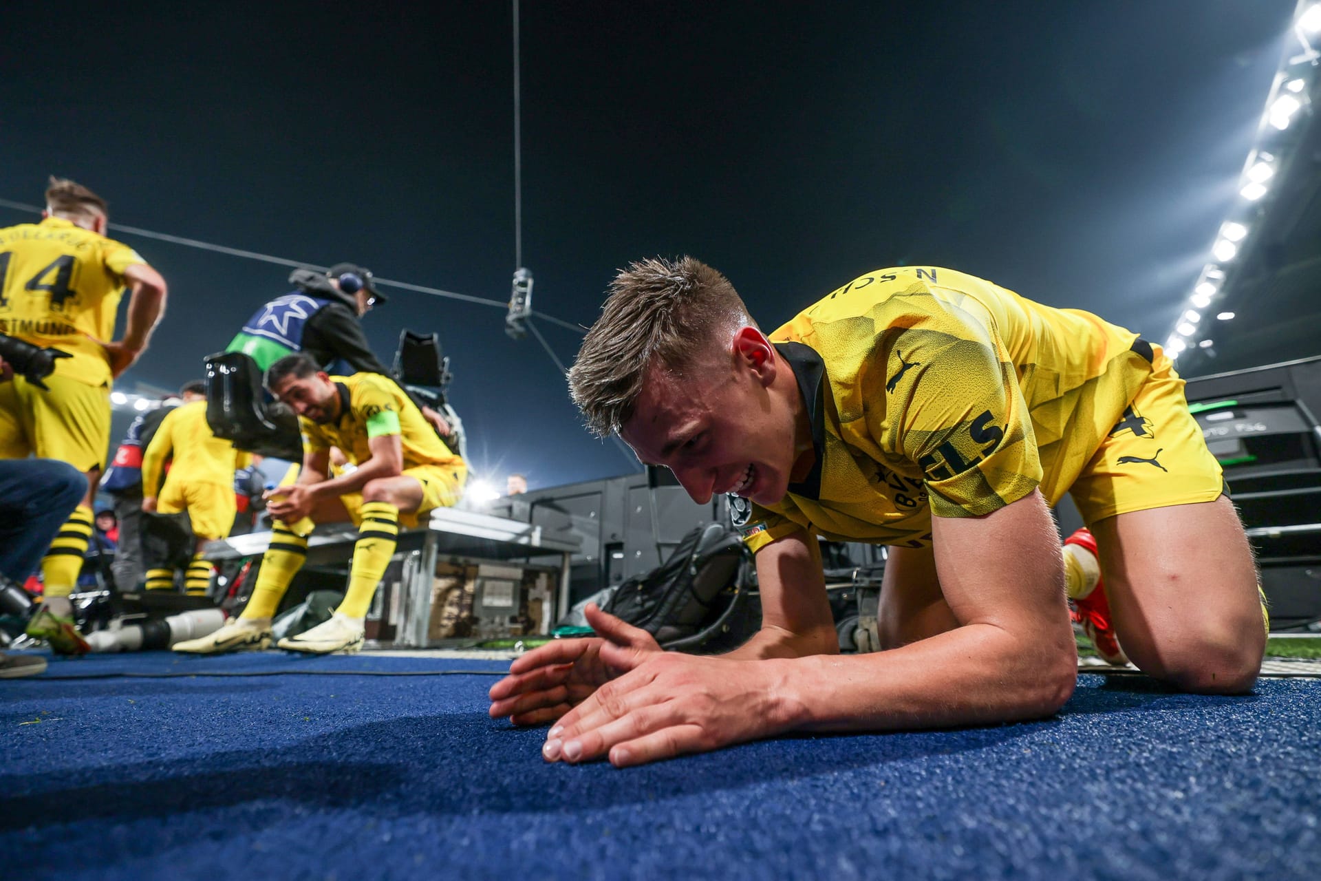 Nico Schlotterbeck auf dem Pariser Boden: Der BVB-Star ließ sich bei den Feierlichkeiten auch nicht von einem kleinen Sturz aufhalten.