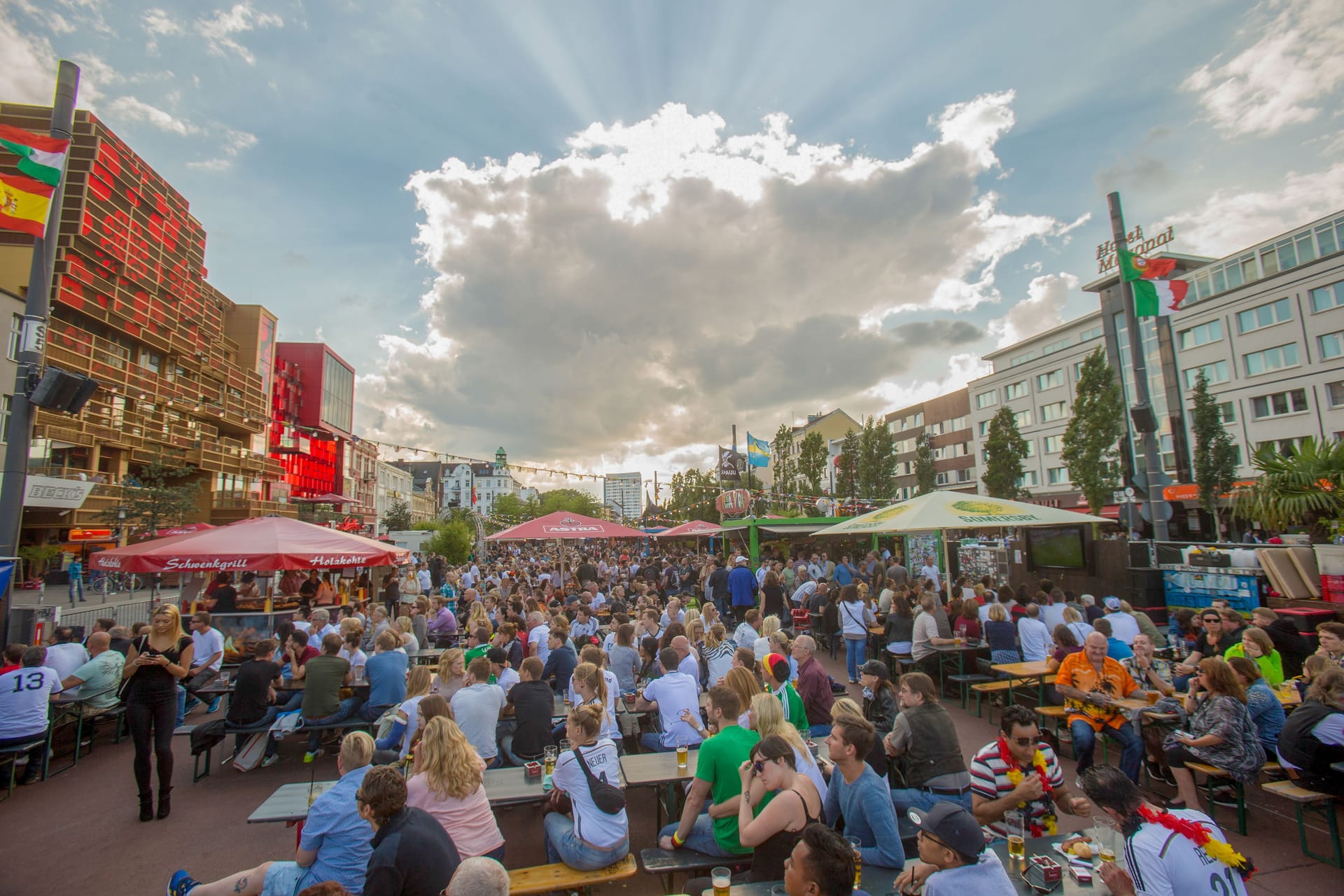 Fans versammeln sich auf dem Spielbudenplatz (Archivfoto): Auch in der Vergangenheit entstand hier bereits ein Biergarten zum Fußballschauen.