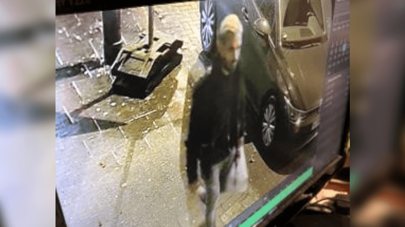 Blondiertes Haar, pinker Regenschirm: Die Polizei fahndet nach diesem Mann.