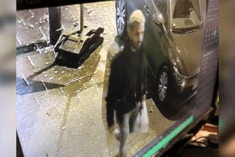 Blondiertes Haar, pinker Regenschirm: Die Polizei fahndet nach diesem Mann.
