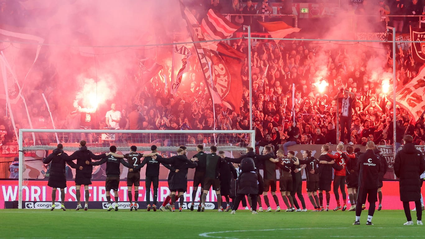Stimmungsvolle Party nach dem Heimsieg gegen Rostock: Am Sonntag kann St. Pauli zu Hause am Millerntor aufsteigen.