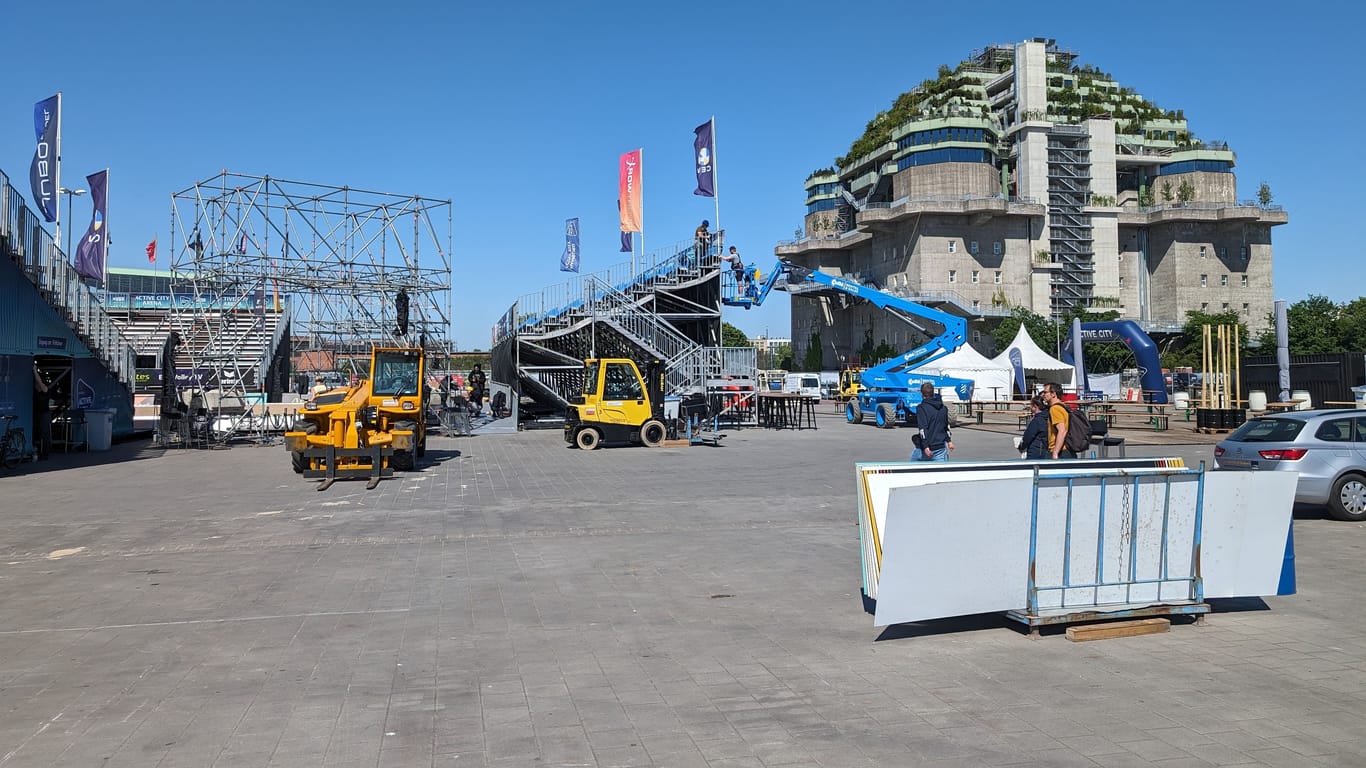 Die Aufbauarbeiten für die Active City Arena sind in vollem Gange. Im Hintergrund ist der Feldstraßenbunker zu sehen.