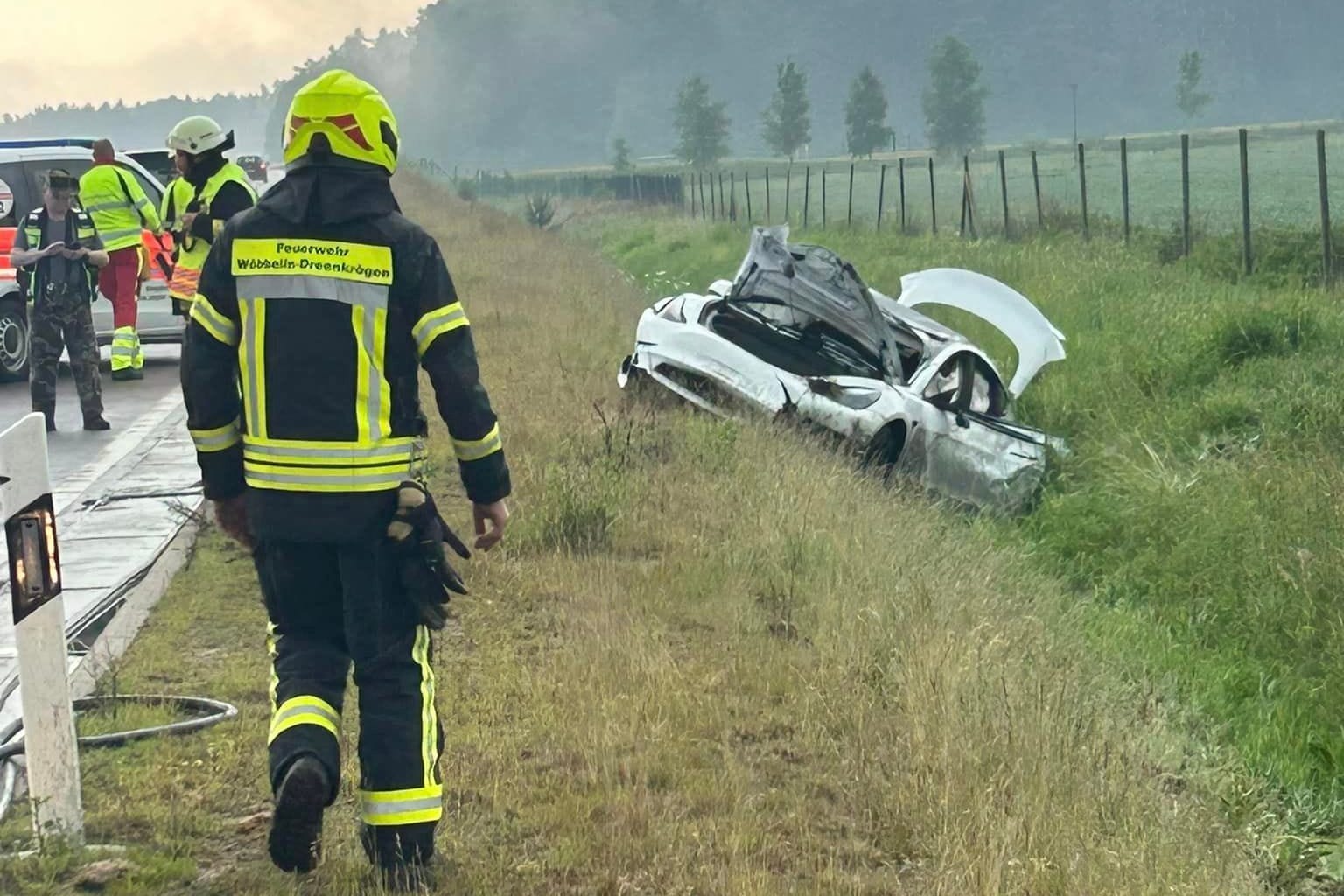 Ein Tesla hat sich aufgrund des Starkregens auf der A14 überschlagen, der Fahrer ist leicht verletzt.