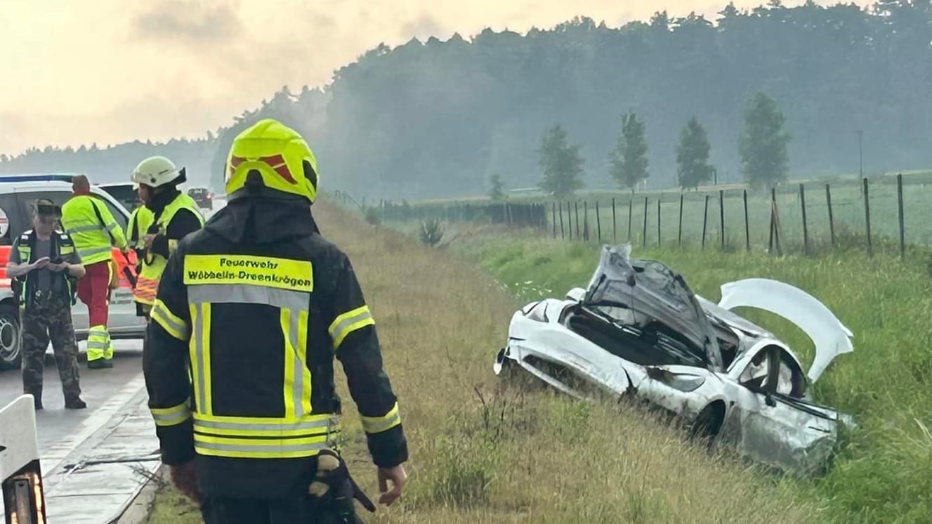 Ein Tesla hat sich aufgrund des Starkregens auf der A14 überschlagen, der Fahrer ist leicht verletzt.