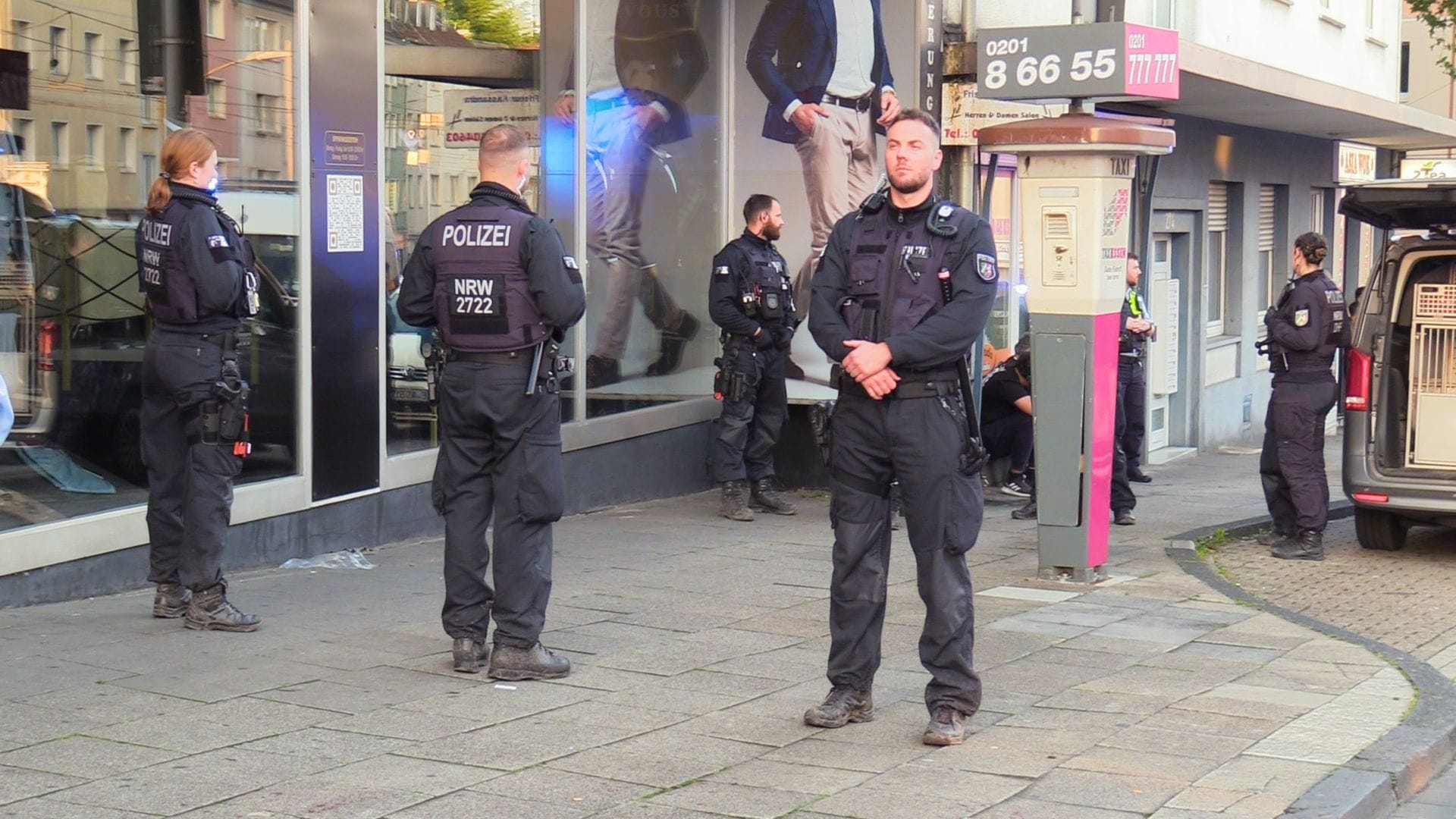 Einsatzkräfte an der Altendorfer Straße: Die Polizei war mit einem Großaufgebot vor Ort. Einsatzkräfte an der Altendorfer Straße: Die Polizei war mit einem Großaufgebot vor Ort.