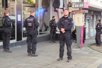 Einsatzkräfte an der Altendorfer Straße: Die Polizei war mit einem Großaufgebot vor Ort.