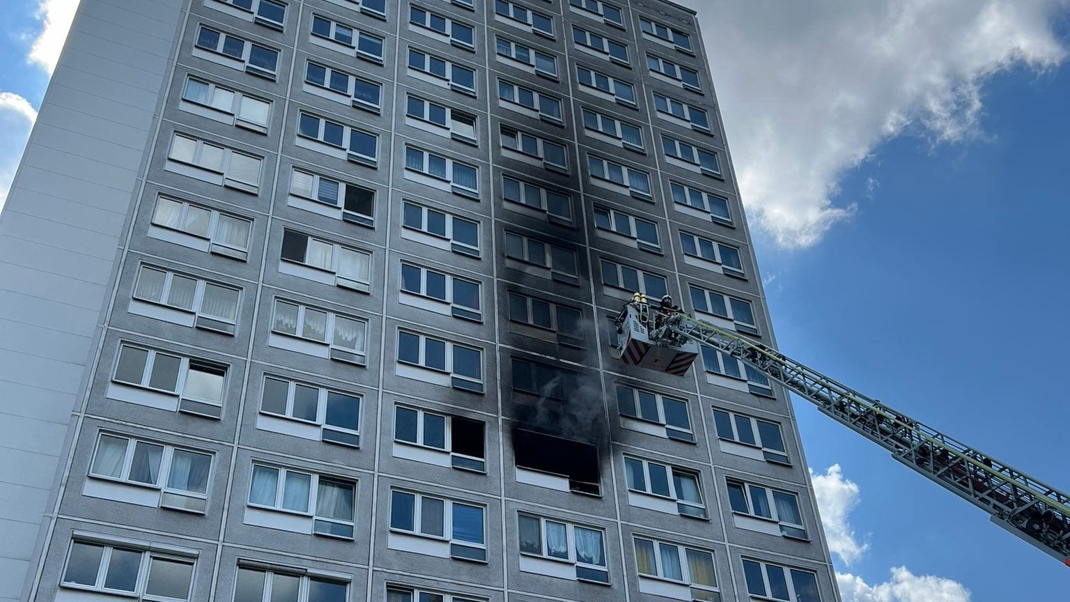 Hochhausbrand in Leipzig: Mehr als 50 Verletzte und ein Todesopfer gab es beim Feuer in der Philipp-Rosenthal-Straße.