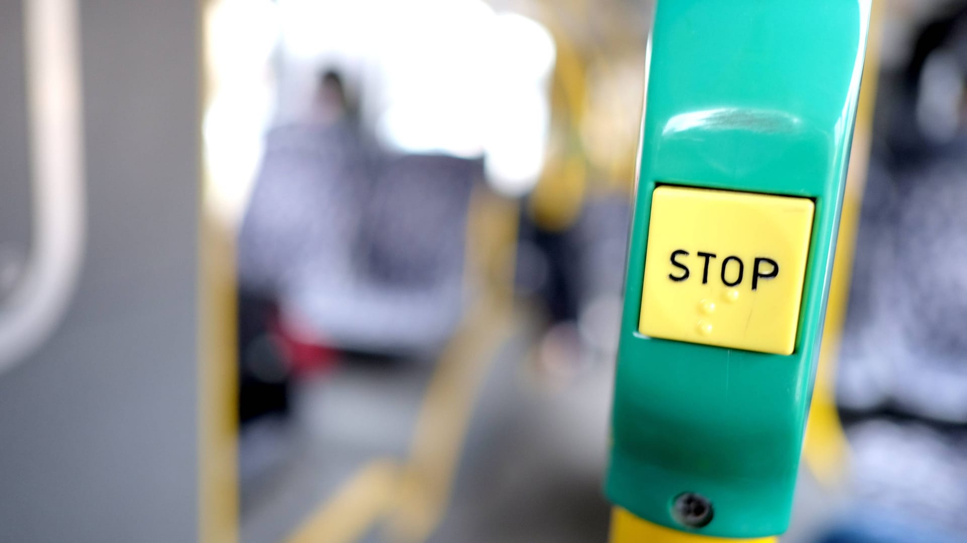 Berlin. 27 FEB 2017. Haltewunsch. STOP-Drücker im BVG-Bus. BERLIN. Copyright: Priller&MAUG PRM011715X