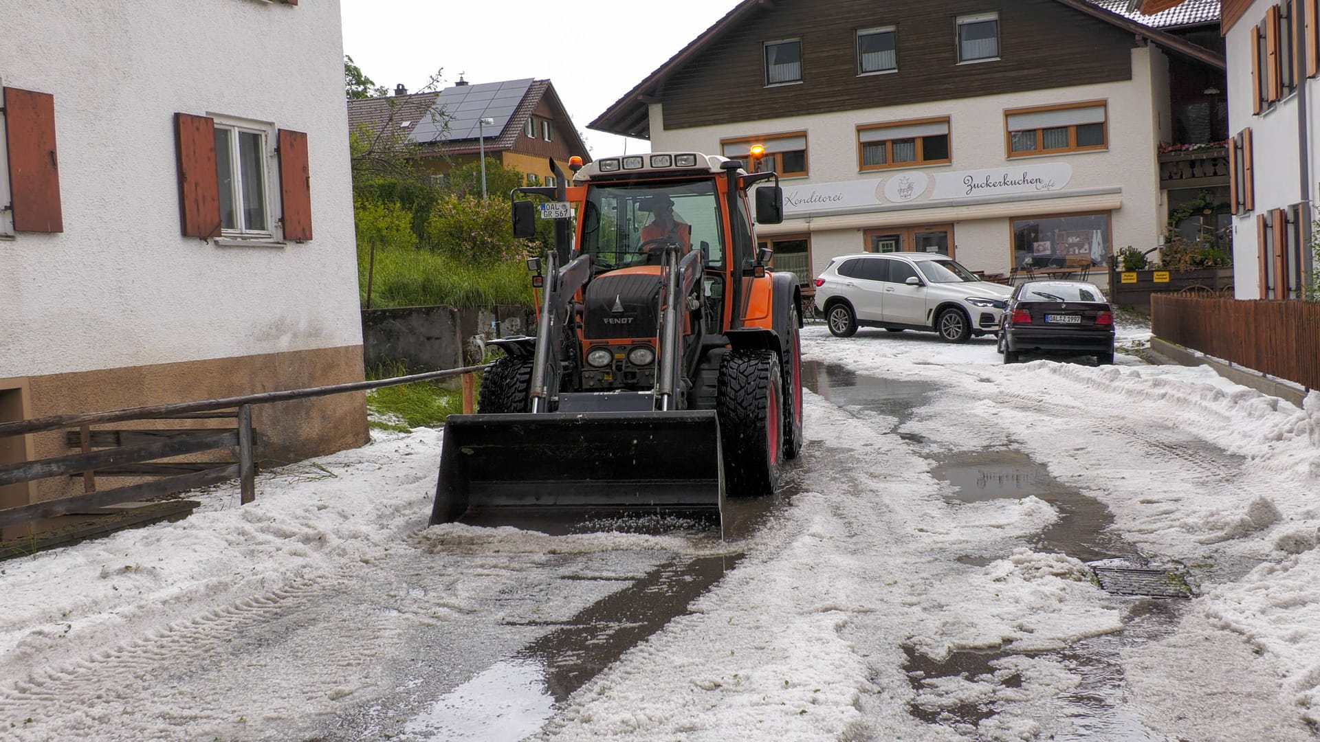 Ein Radlader war in Ried im Einsatz, um den Hagel von der Straße zu beseitigen.