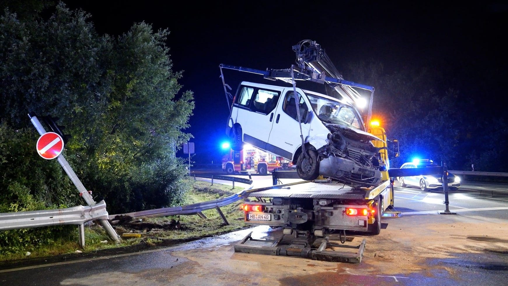 Der kaputte Transporter wird abgeschleppt: Der entstandene Gesamtschaden beläuft sich auf rund 25.000 Euro. Der kaputte Transporter wird abgeschleppt: Der entstandene Gesamtschaden beläuft sich auf rund 25.000 Euro.