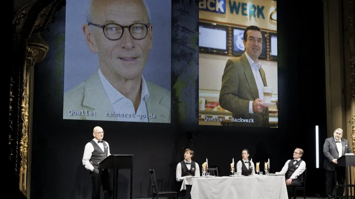 Gernot Mörig: Bei einer szenischen Lesung zur „Correctiv“-Recherche im Berliner Ensemble wurde im Hintergrund links ein Foto von ihm eingeblendet.