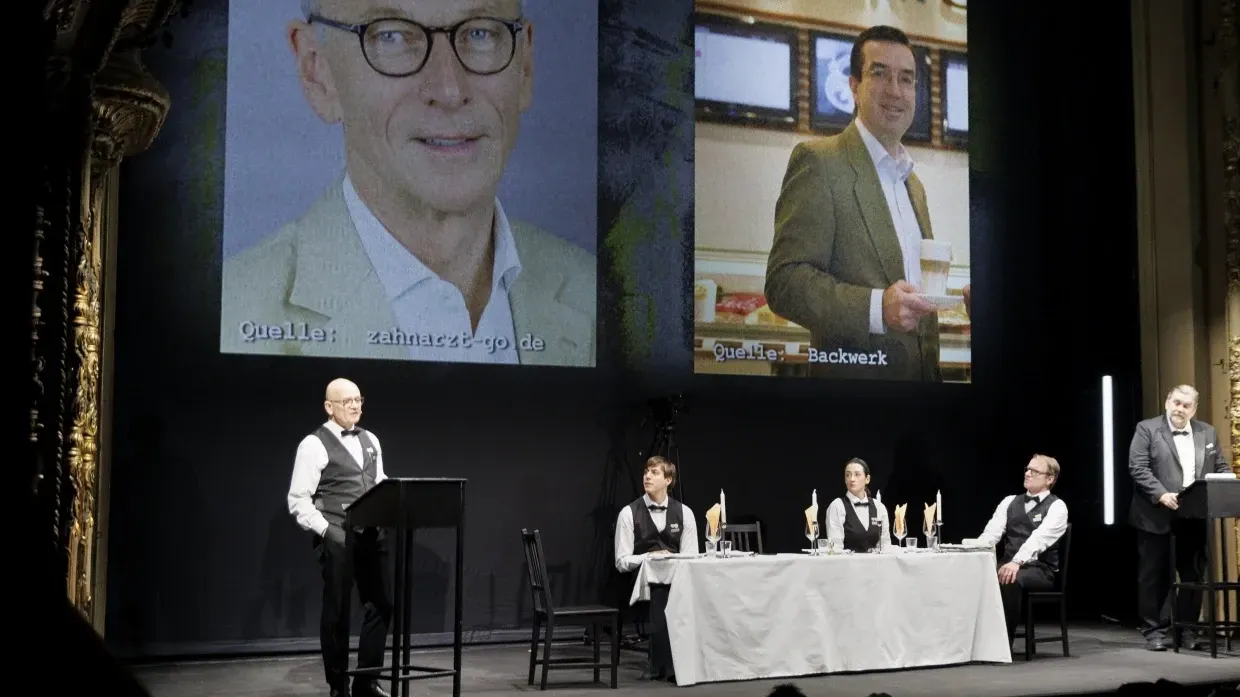 Gernot Mörig: Bei einer szenischen Lesung zur „Correctiv“-Recherche im Berliner Ensemble wurde im Hintergrund links ein Foto von ihm eingeblendet.