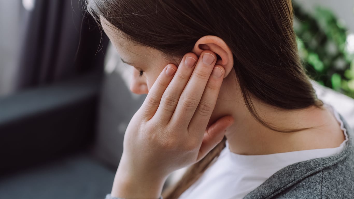 Frau mit Ohrenschmerzen: Welchen Verlauf eine Gehörgangsentzündung nimmt, hängt auch davon ab, wie frühzeitig sie behandelt wird.