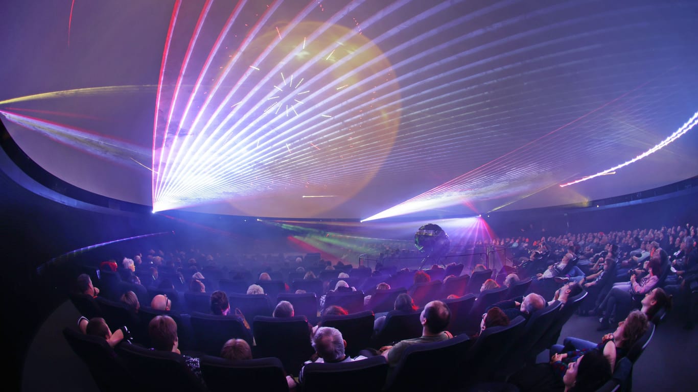 Zuschauer im Zeiss-Großplanetarium: Der Planetariumssaal ist normalerweise bestuhlt.