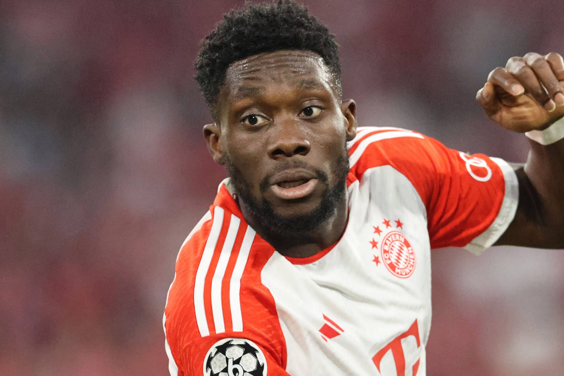 Alphonso Davies: Noch vor seinem Kurzeinsatz sorgte er für einen kuriosen Moment.