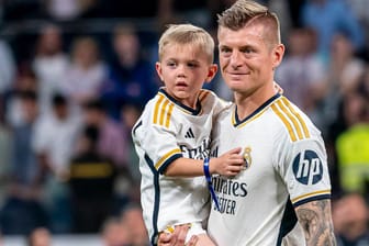 Toni Kroos und sein jüngster Sohn: Der Fußballer ist ein Familienmensch durch und durch.