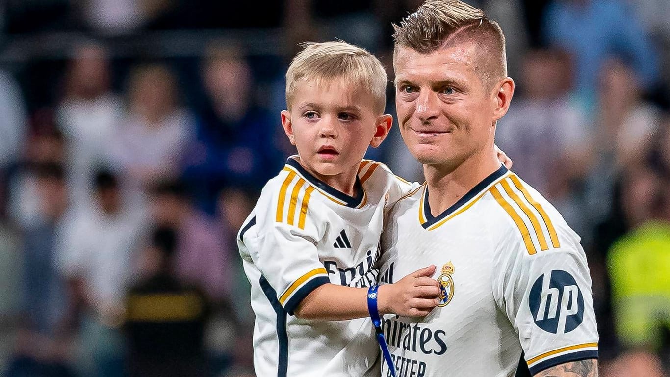 Toni Kroos und sein jüngster Sohn: Der Fußballer ist ein Familienmensch durch und durch.