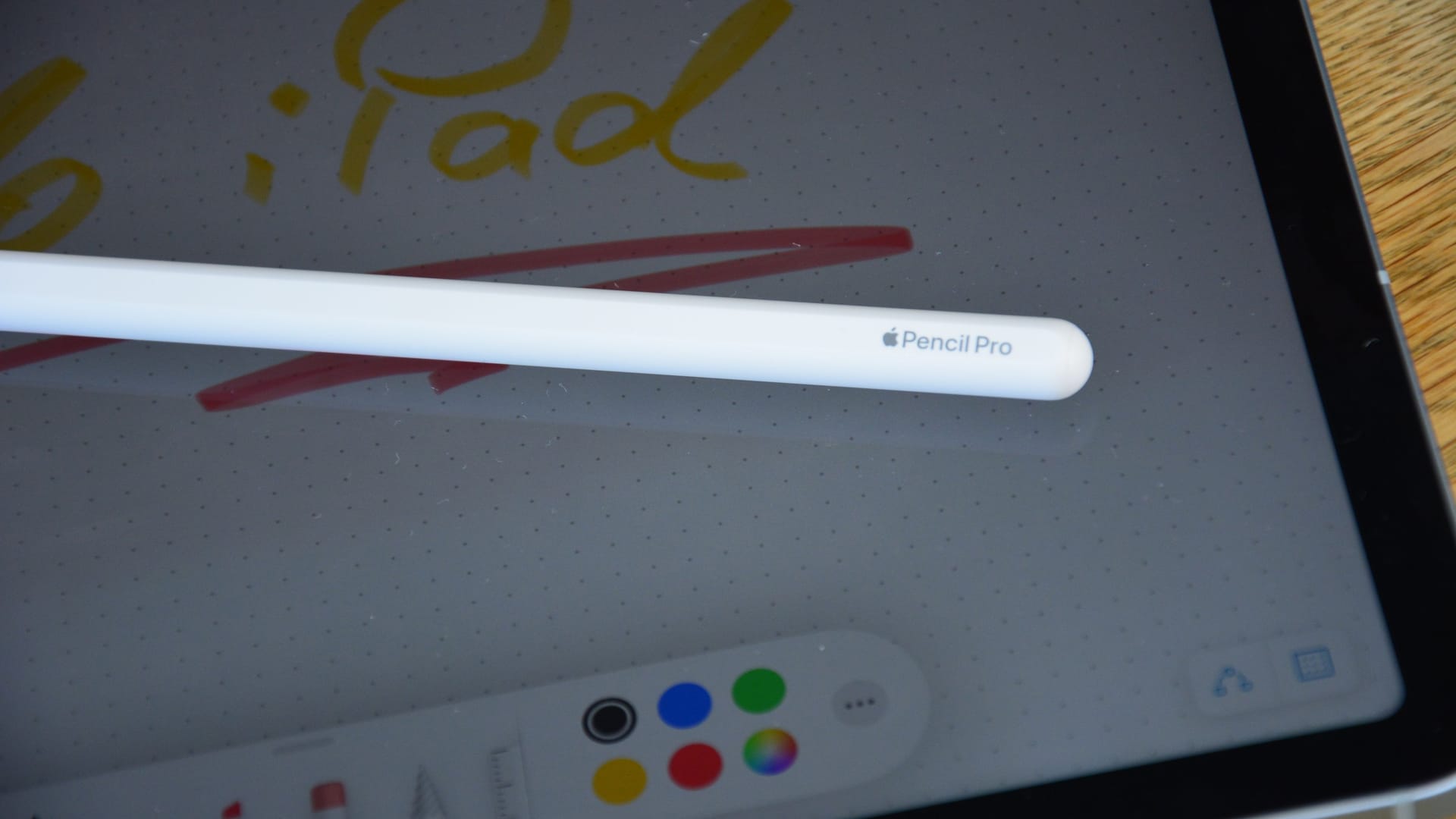 Der Apple Pencil Pro erkennt durch neue Sensoren jetzt seine Position genauer. Drückt man ihn zusammen, öffnet sich auf dem Display ein neues Menü.