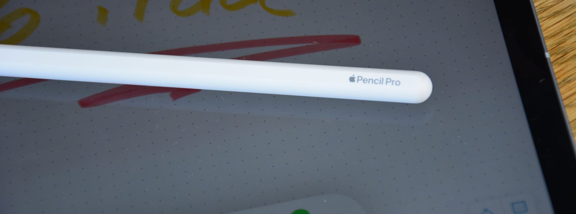 Der Apple Pencil Pro erkennt durch neue Sensoren jetzt seine Position genauer. Drückt man ihn zusammen, öffnet sich auf dem Display ein neues Menü.