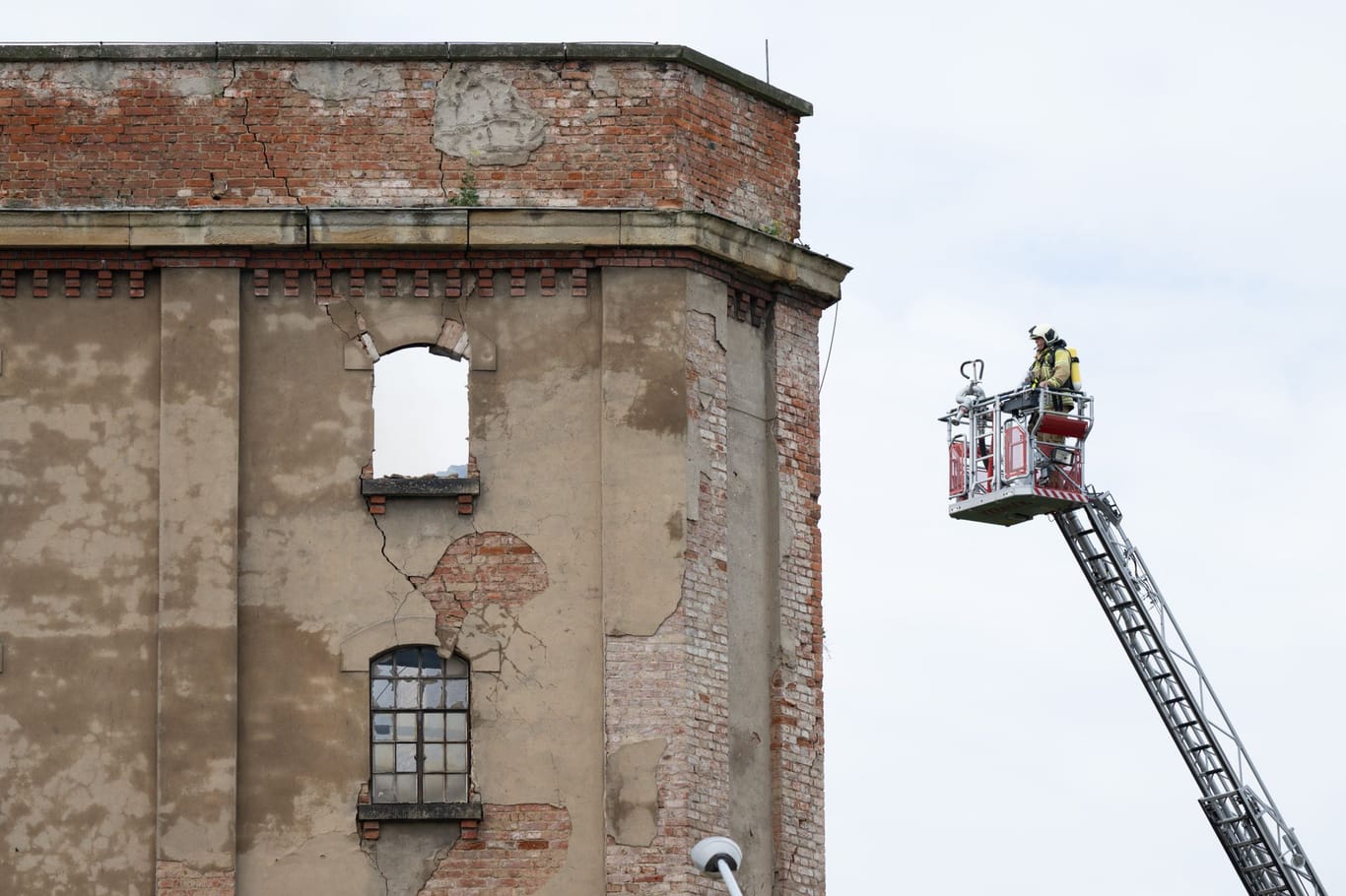 Gebäudeteile einer Industriebrache in Dresden-Leuben standen am Freitagmorgen wenige Stunden nach Ende eines dortigen Feuerwehreinsatzes wieder in Flammen.