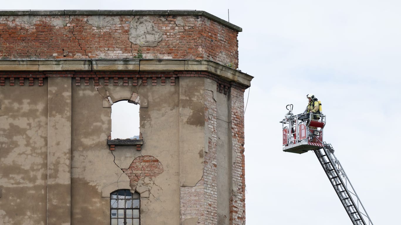 Gebäudeteile einer Industriebrache in Dresden-Leuben standen am Freitagmorgen wenige Stunden nach Ende eines dortigen Feuerwehreinsatzes wieder in Flammen.