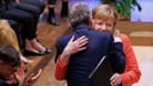 Angela Merkel (CDU) umarmt nach ihrer Laudatio den Schauspieler Ulrich Matthes.