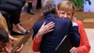 Angela Merkel (CDU) umarmt nach ihrer Laudatio den Schauspieler Ulrich Matthes.