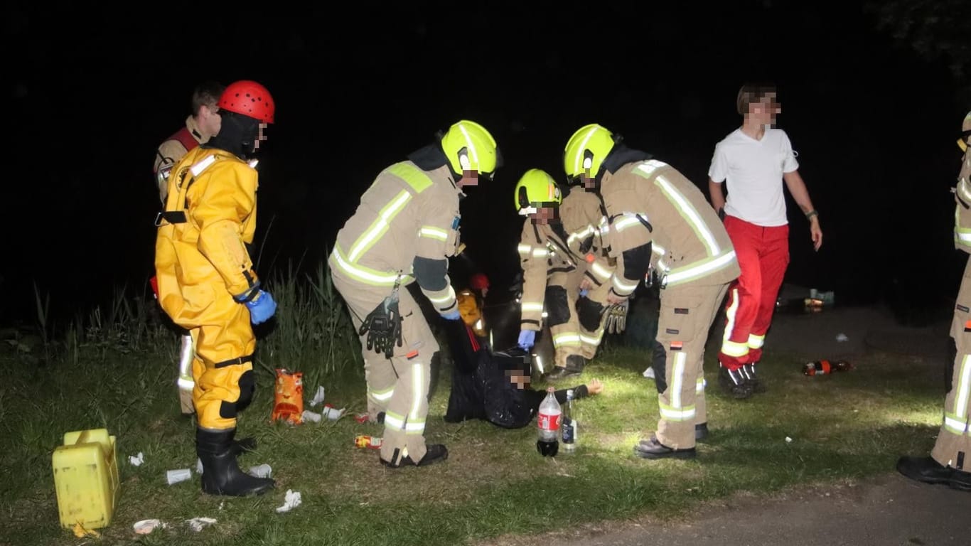 Ende von Himmelfahrt: Einsatzkräfte der Feuerwehr retten einen Mann aus dem Teltowkanal