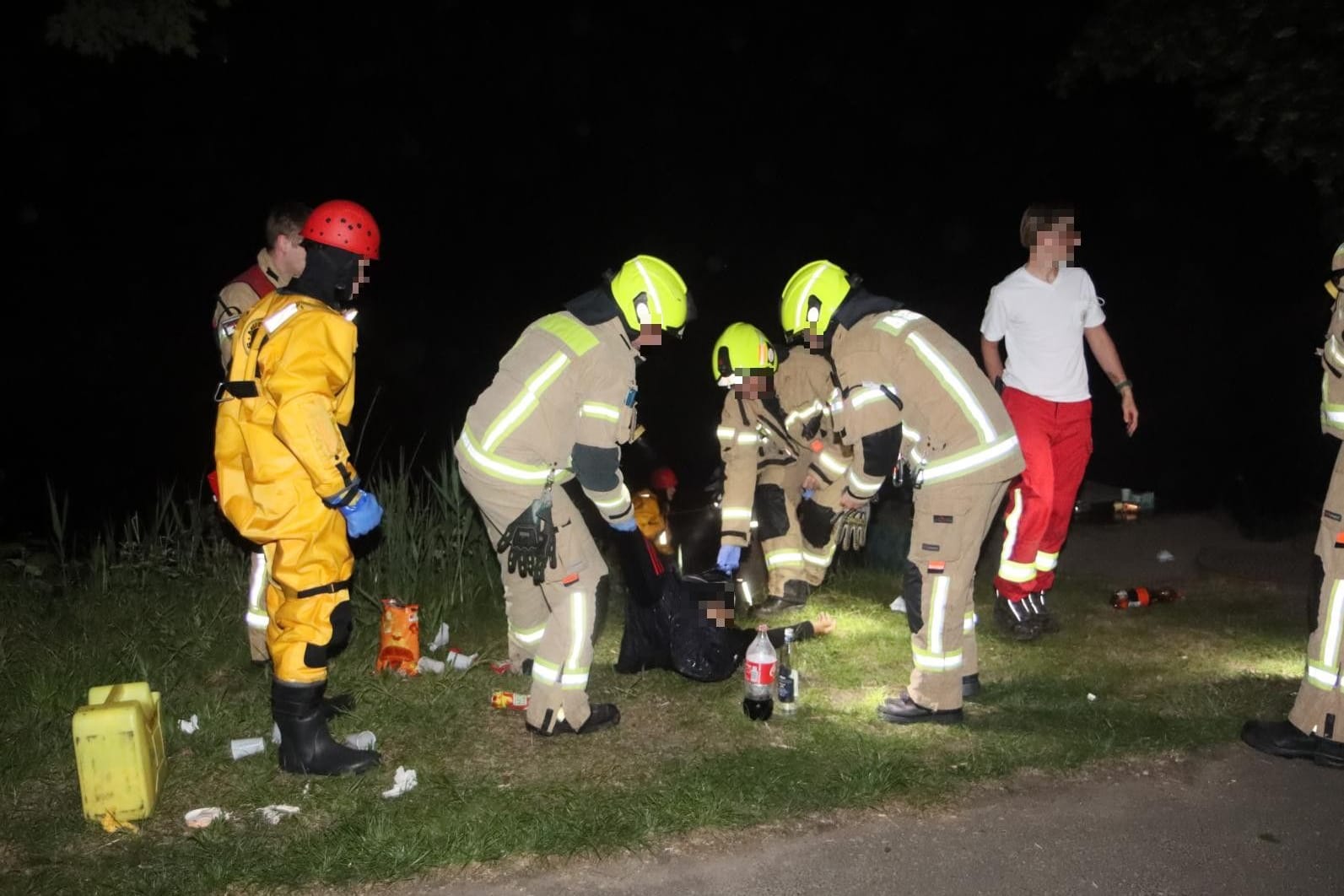 Ende von Himmelfahrt: Einsatzkräfte der Feuerwehr retten einen Mann aus dem Teltowkanal Ende von Himmelfahrt: Einsatzkräfte der Feuerwehr retten einen Mann aus dem Teltowkanal
