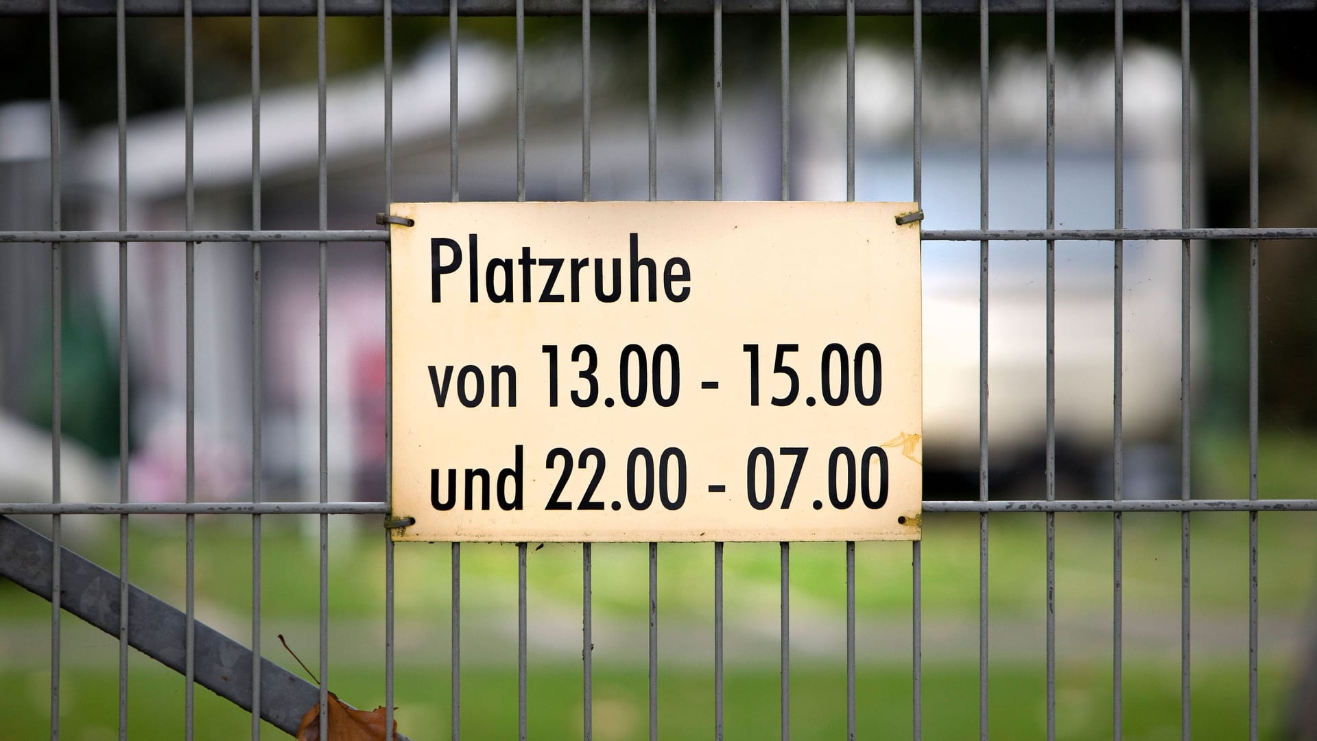 Ruhezeiten einhalten: Auf vielen Plätzen gilt mittags und ab dem späten Abend besondere Ruhe und Rücksicht auf die Nachbarn.