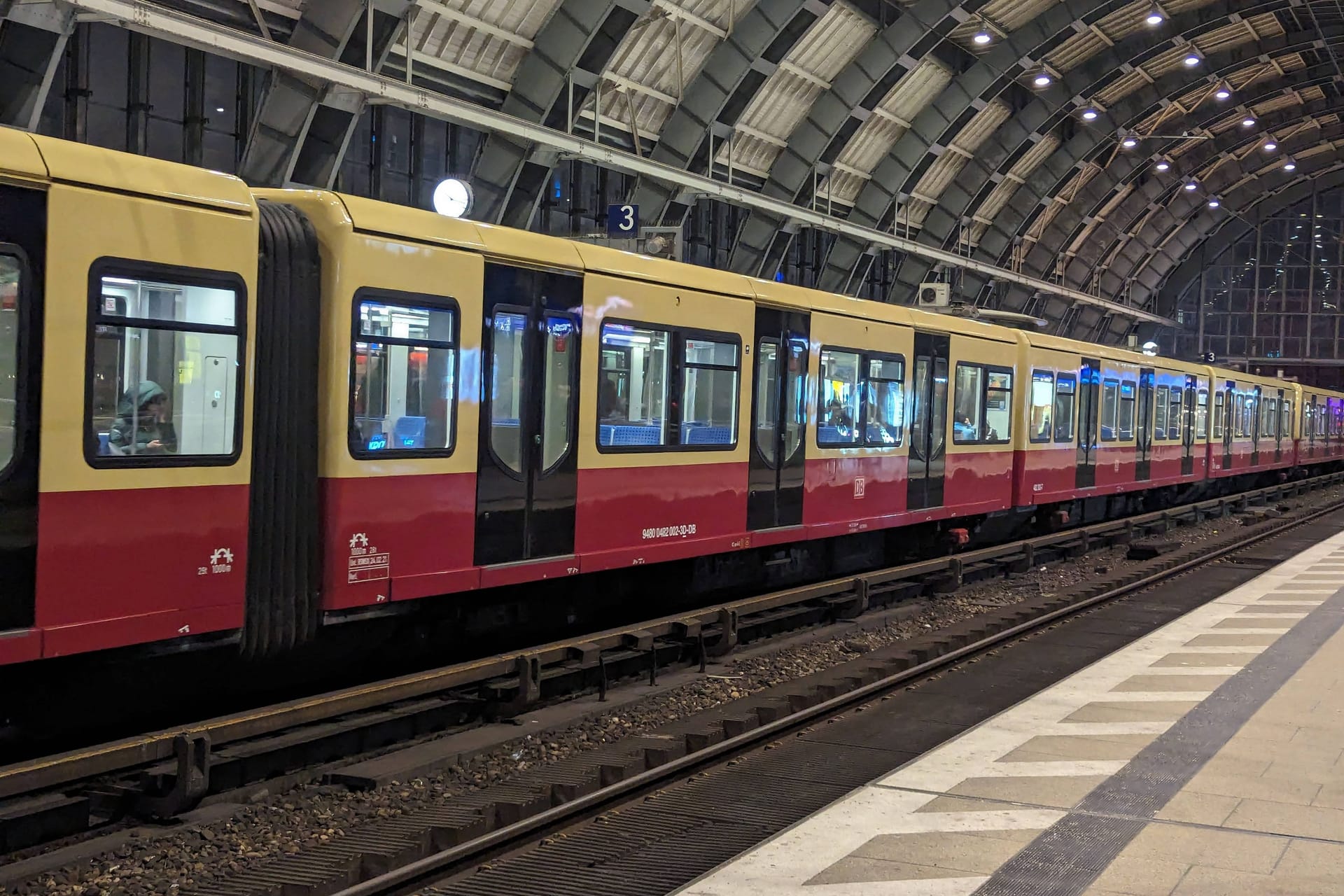 S-Bahn am Alexanderplatz (Archivfoto): Dort kommt es am Montagmorgen zu Problemen.