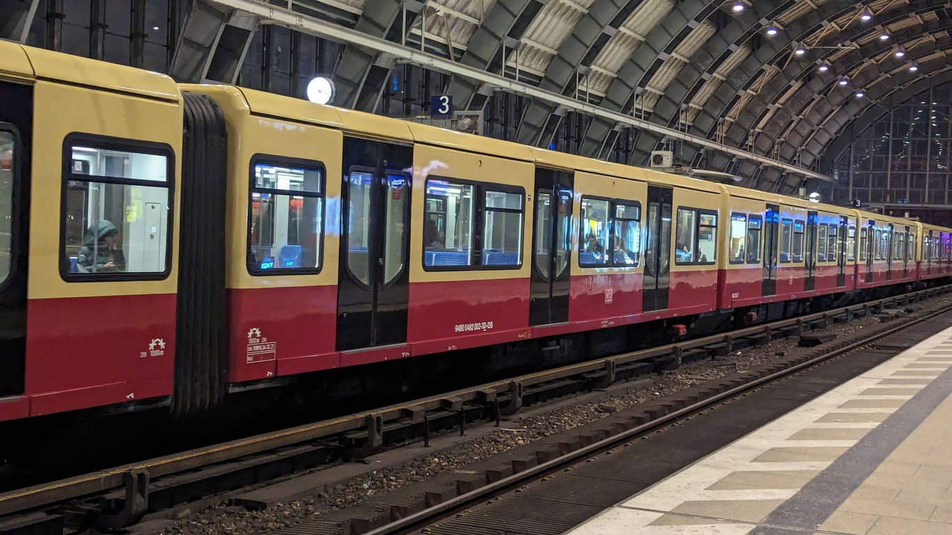 S-Bahn am Alexanderplatz (Archivfoto): Dort kommt es am Montagmorgen zu Problemen.