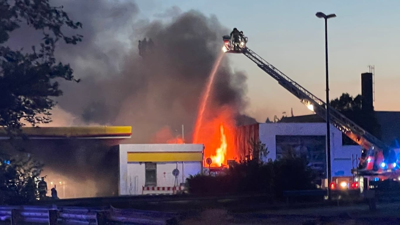 Feuerwehreinsatz am Hammer Deich: Über der Stadt war eine große Rauchwolke zu sehen.