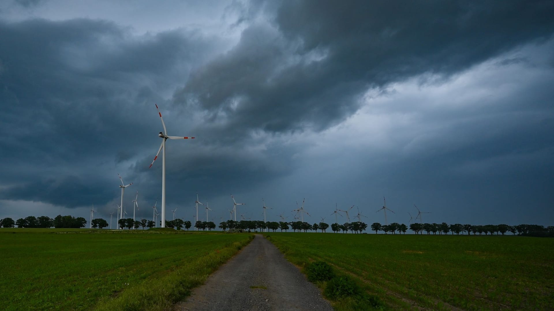 Dunkle Gewitterwolken ziehen am späten Abend über die Landschaft im Osten von Brandenburg.