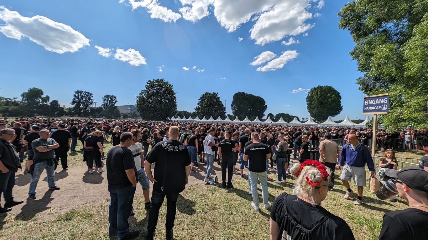 Rammstein-Fans an den Elbwiesen: Bereits am Nachmittag haben sich dort viele Fans eingefunden.