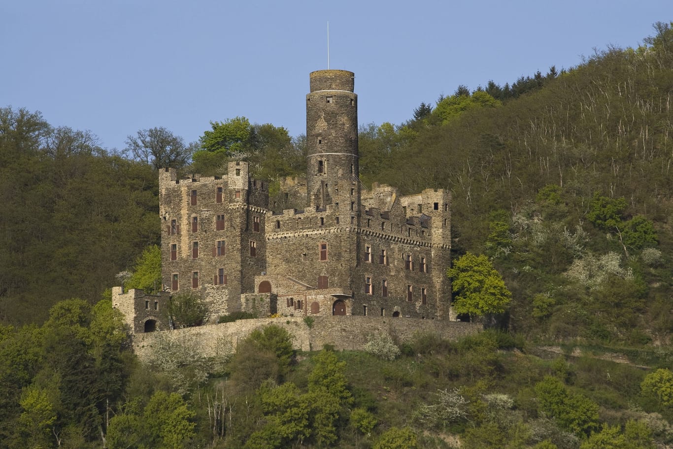 Burg Maus, auch bekannt als Deuernburg