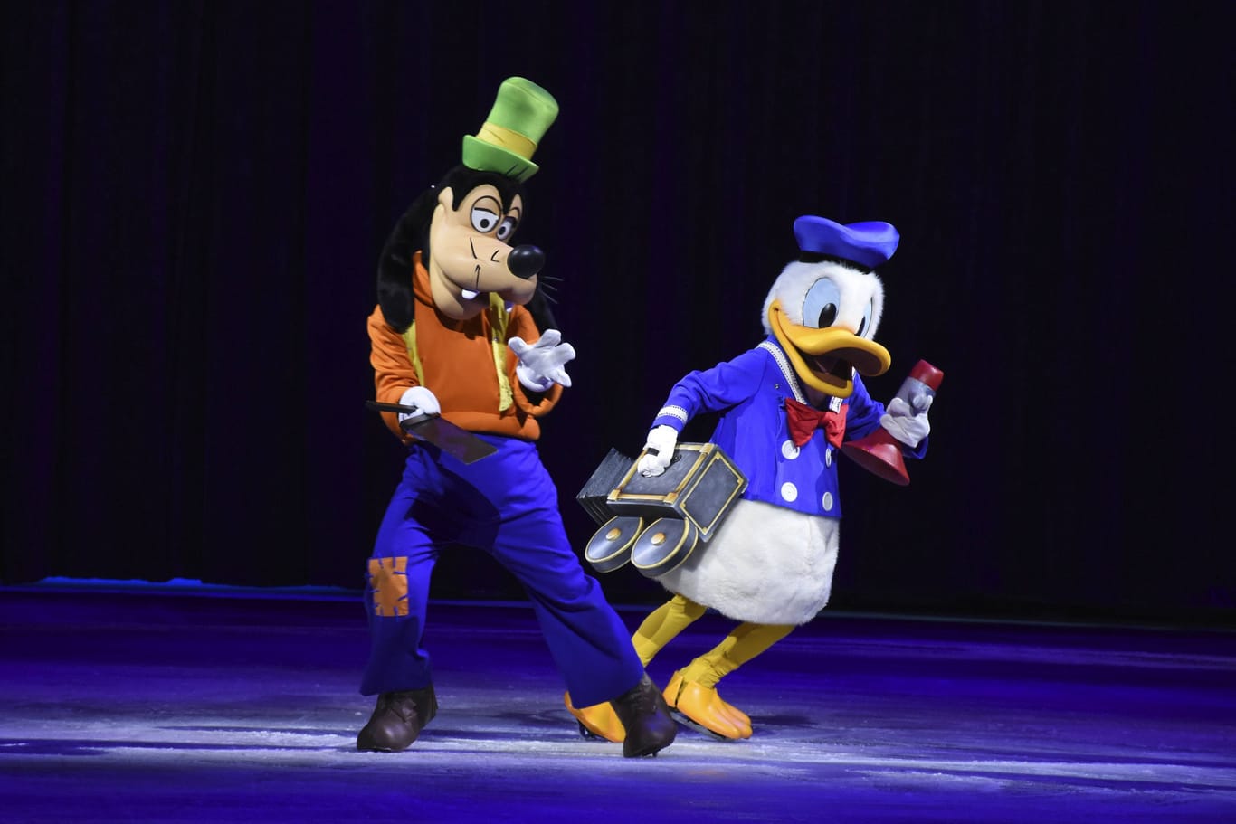 Disney-Charaktere Goofy (links) und Donald Duck (rechts): Eine Seniorin fasste einem Schauspieler im Disneyland an den Hintern.
