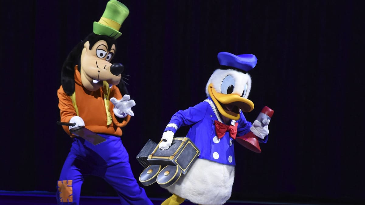 Disney-Land: Mitarbeiter im Goofy-Kostüm von Seniorin sexuell belästigt