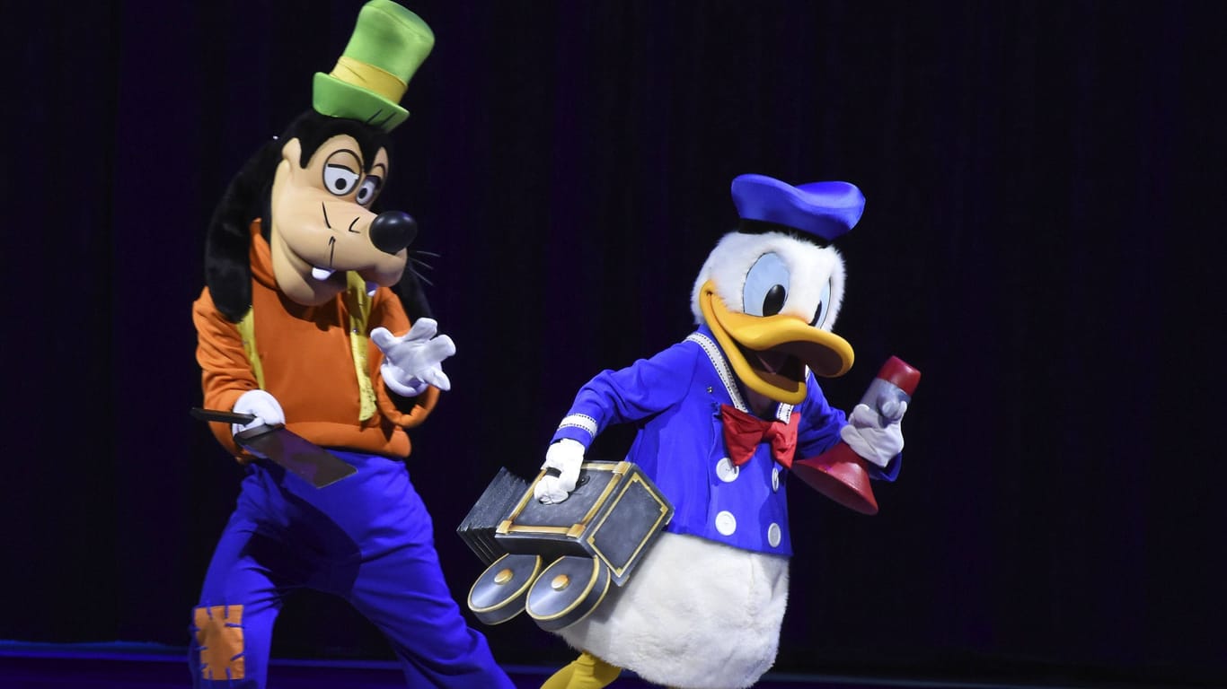 Disney-Charaktere Goofy (links) und Donald Duck (rechts): Eine Seniorin fasste einem Schauspieler im Disneyland an den Hintern.