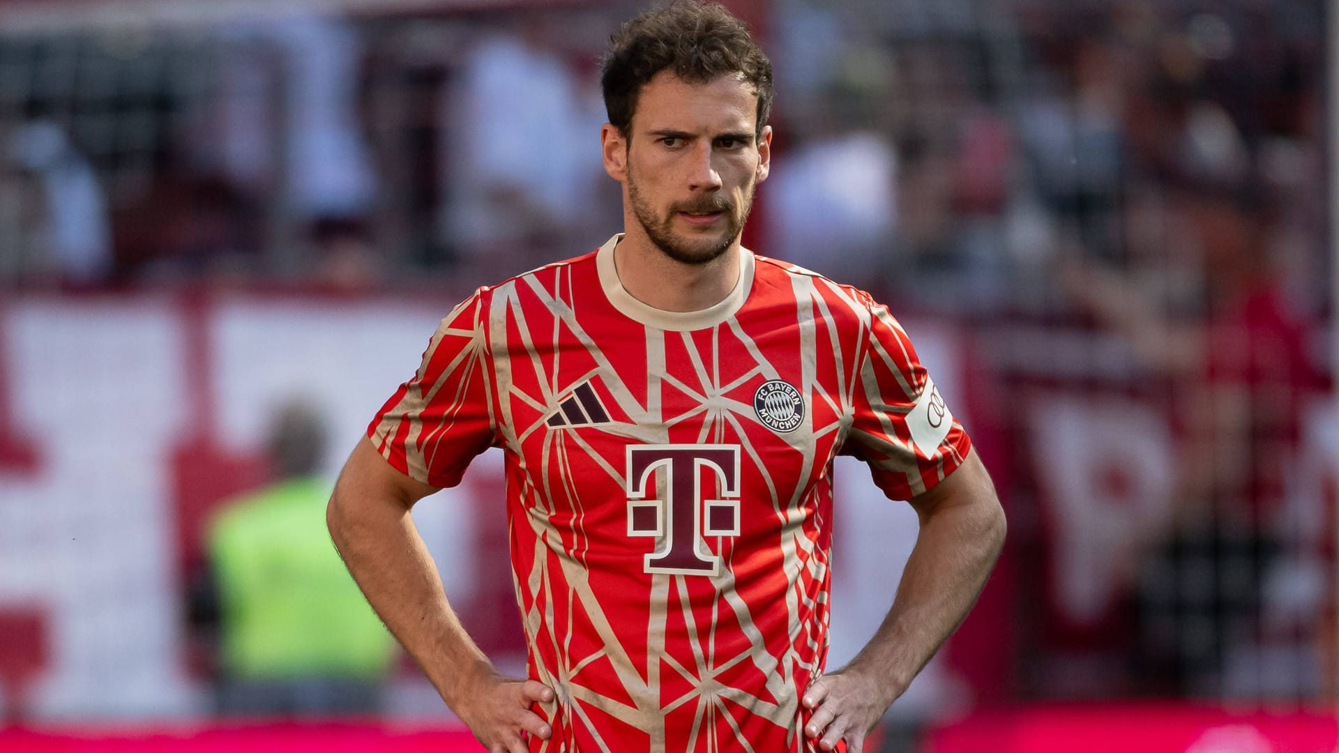 Nachdenklich: Bayern-Star Leon Goretzka hat bei Bundestrainer Nagelsmann keinen leichten Stand.