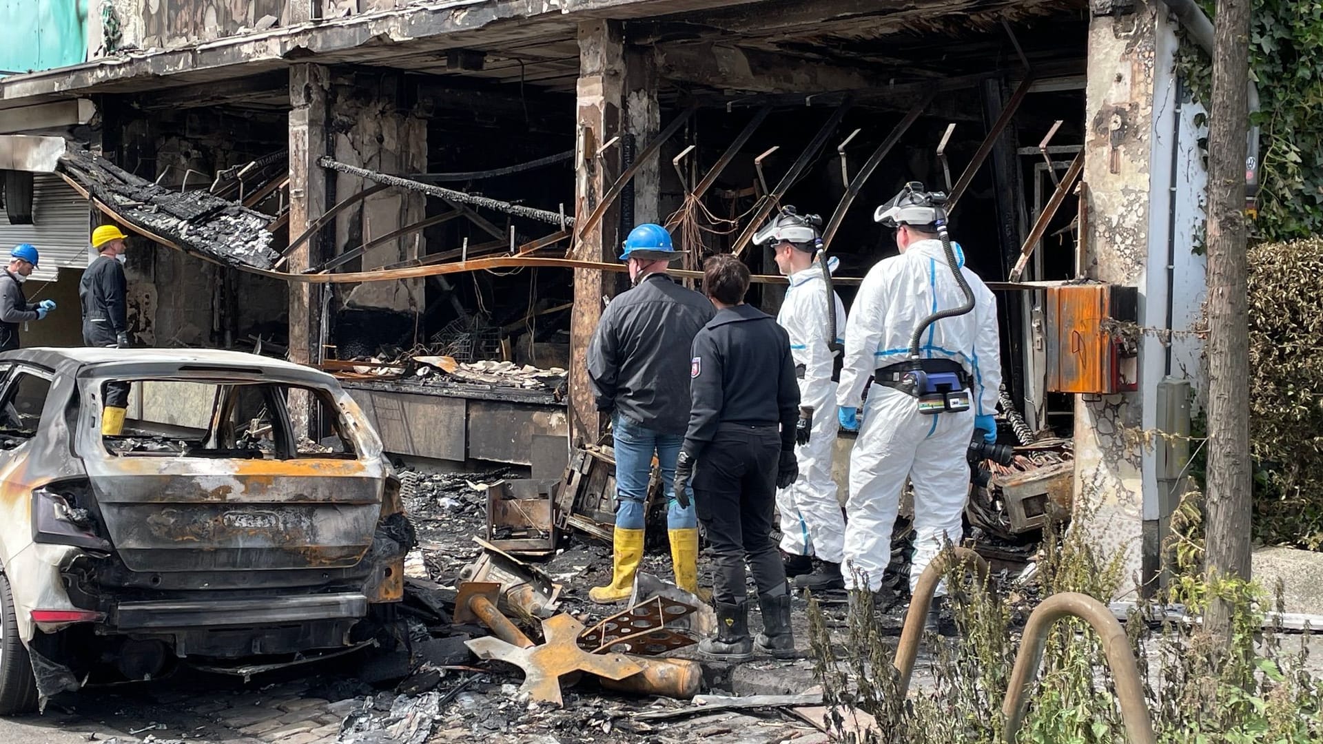 Die Polizei nimmt am Donnerstagmittag Spuren: Von dem Kiosk im Erdgeschoss ist nach der Explosion nichts mehr übrig.