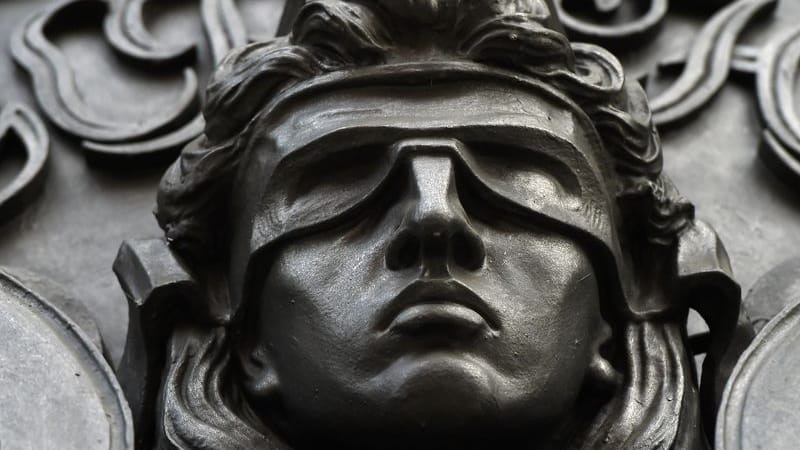 Eine Figur der blinden Justitia.