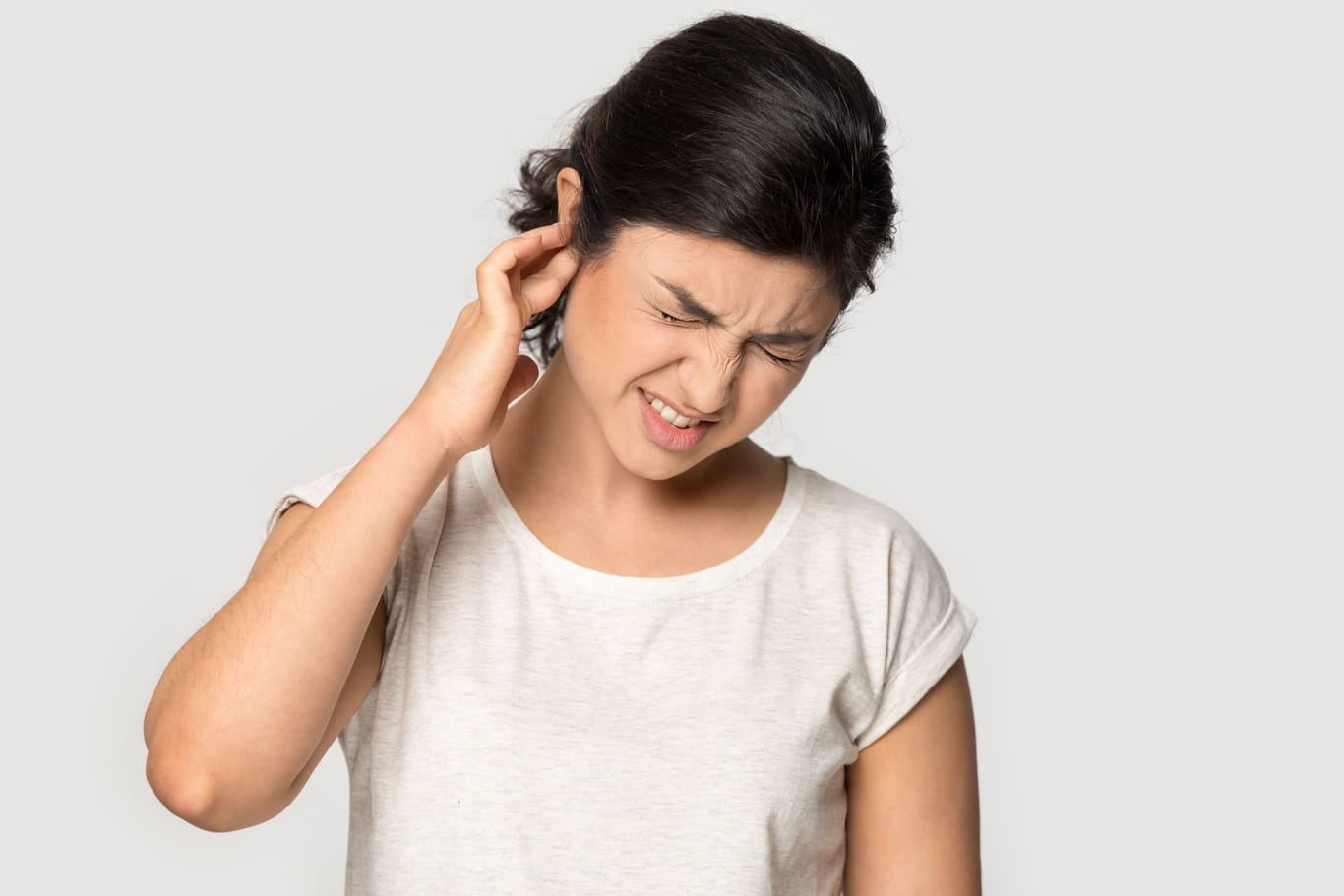 Frau mit Ohrenschmerzen: Wer eine Gehörgangsentzündung hat, fragt sich mitunter, ob diese für andere ansteckend ist.