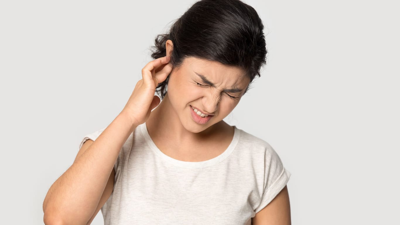 Frau mit Ohrenschmerzen: Wer eine Gehörgangsentzündung hat, fragt sich mitunter, ob diese für andere ansteckend ist.