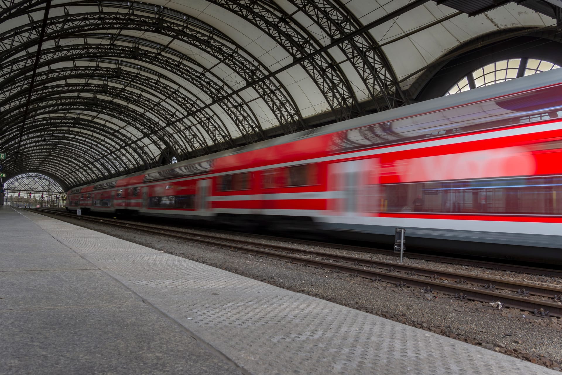 Dresden Hauptbahnhof: Ein Mann starb, nachdem er am Dresdner Hauptbahnhof in die Gleise gefallen ist.