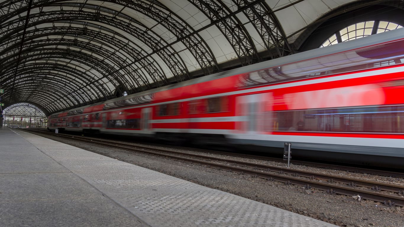 Dresden Hauptbahnhof: Ein Mann starb, nachdem er am Dresdner Hauptbahnhof in die Gleise gefallen ist.