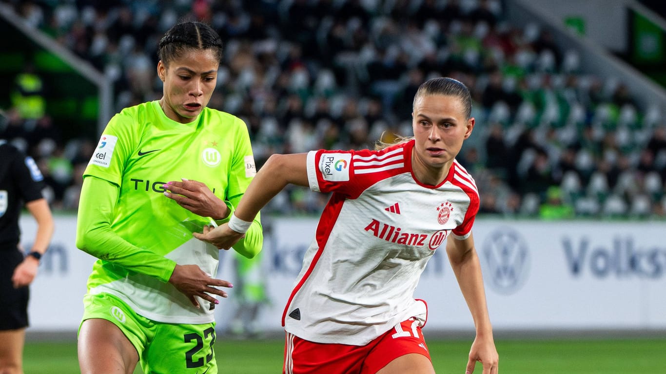 Sveindís Jane Jónsdóttir im Zweikampf mit Klara Bühl: In der Liga dominierte der FC Bayern in der laufenden Saison.